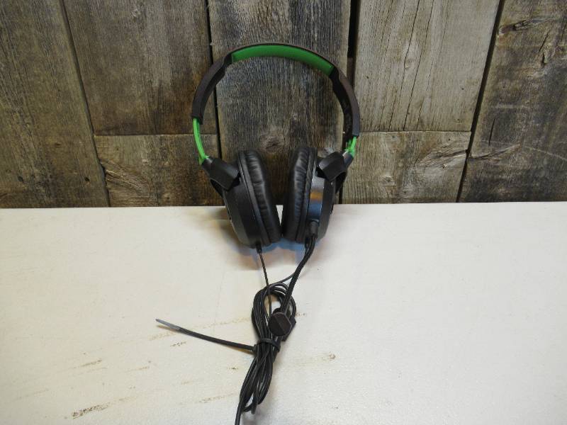 lot 40 image: Turtle Beach - RECON 50X Wired Surround Sound Ready Gaming Headset for Xbox One & Xbox Series XS - BlackGreen - missing mic pad