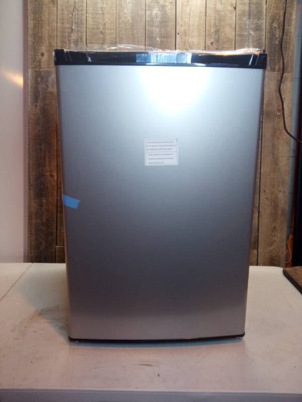 lot 64 image: Frigidaire - 4.5 Cu. Ft. Mini Fridge with Top Freezer - Silver