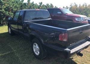 lot 4 image: 1996 Chevy S10 LS 4X4