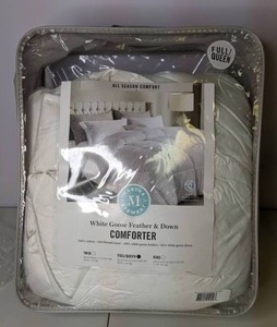 lot 120 image: New Martha Stewart White Goose Feather and Down FullQueen Comforter in White