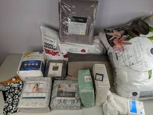 lot 315 image: Resellers Dream  Bedding (Sheets, Pillowcases, Bedskirts and More) NEW