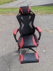 lot 1 image: New Respawn Gaming Chair