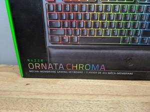 lot 23 image: Brand New Razer Seiren X Supercardioid Condenser Mic Professional Grade Streaming Microphone & Ornata Chroma Keyboard