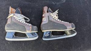 lot 46 image: CCM Tacks Hockey Skates - size 9