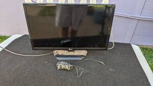 lot 26 image: LG 24 TV w Custom Coax Antenna