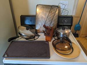 lot 225 image: Miscellaneous Kitchen Items Cast Iron Grill, Pots, Pans, Silveware, Knives, Juicer, and More