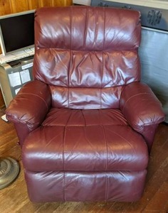 lot 262 image: Comfy Leather Recliner Chair
