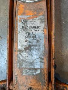 lot 241 image: Buffalo Hydraulic Service Jack, 2.25 Ton Capacity