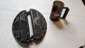 lot 125 image: Harley-Davidson Floorboards and Mug