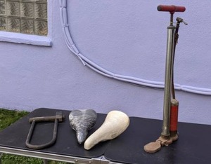 lot 123 image: Lot of (4) Cycling Items Bike Pump, Kryptonite U-lock, and (2) Bike Seats