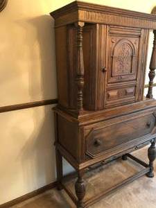 lot 31 image: Antique Hutch