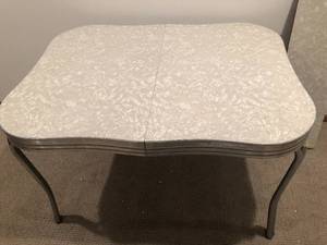 lot 38 image: Vintage Formica Kitchen Table & Extension