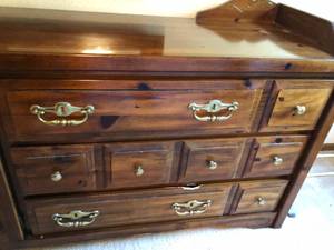 lot 65 image: Bassett Dresser, Mirror & Lamp