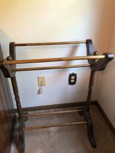 lot 67 image: Quilt Rack w Blanket