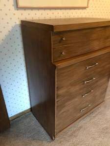 lot 52 image: Bassett Dresser