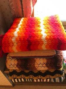 lot 50 image: Variety of Afghans, Quilts & Blankets