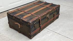 lot 1006 image: Antique Victorian Tou - R - Ist #135 Streamer Trunk  Coffee Table by National Veneer Products Co.