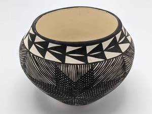 lot 125 image: Remarkable Native American Acoma Black & White Highly Stylized Pottery Vase