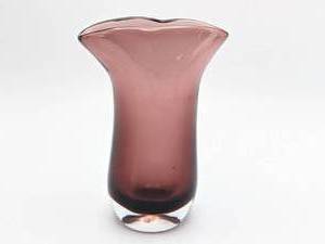 lot 431 image: Beautiful Plum Art Glass Vase 7 14