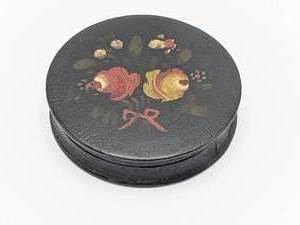 lot 214 image: Antique Rosemalled Lacquered Round Snuff Box