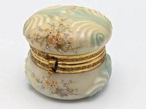 lot 220 image: 19th Century Wavecrest C.F. Monroe Handkerchief Box