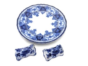 lot 226 image: Antique Petrus Regout Flow Blue Floral Plate and Davenport Amoy Flow Blue Holders