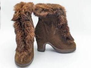 lot 235 image: Victorian Velveteen Carriage Boot
