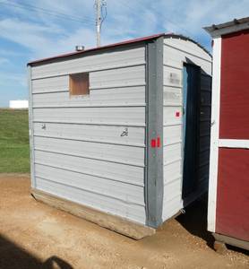 lot 1 image: Nice 6x8 Ice Fishing Skid House