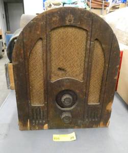 lot 29 image: Old radio for restoration