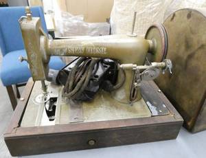 lot 31 image: 1941 Singer sewing machine with wood case