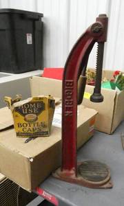lot 40 image: Vintage Big Ben bottle capper with a box of caps
