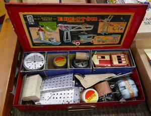 lot 43 image: 1940 Erector Set #6 12 Electric Engine Set - buildings are in great shape