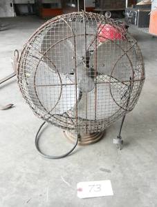 lot 73 image: old electric fan, actually works