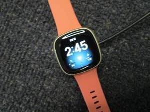 Fitbit Versa 3 Smartwatch � Pink C...