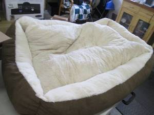 2 pc Pet Bed open box, small rip...