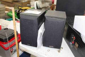 lot 404 image: Lot of (2) Infinity Primus 150 Bookshelf Stereo Speakers