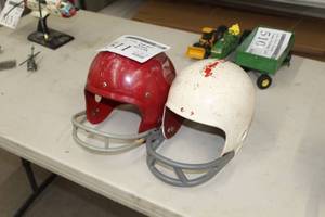 lot 511 image: Lot of (2) Kids Football Helmets