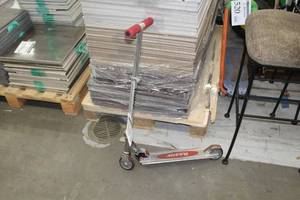 lot 519 image: Razor Scooter