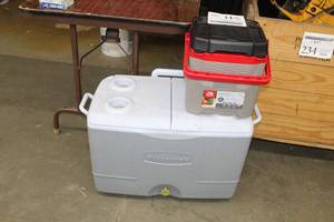 lot 541 image: Lot of (2) Coolers  - Rubbermaid Chest Cooler, Igloo Quantum 12-qt Cooler