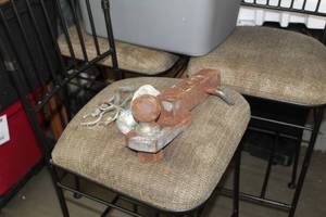 lot 580 image: Lot of (5) Hitch Accessories  - Hitch Mount 2-516 Ball (x1), 2-516 Ball (x1), Hitch Pins (x3)