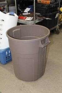lot 592 image: Rubbermaid Plastic Garbage Can