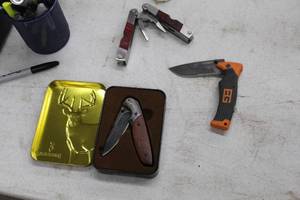 lot 605 image: Lot of (3) Folding Knives