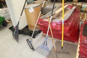 lot 611 image: Lot of (5) Yard Tools  - Leaf Rakes (x2), Garden Rake (x1), Push Broom (x1), Garden Hoe (x1)