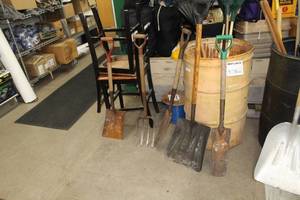 lot 612 image: Lot of (5) Yard Tools  - Flat Shovel, Scoop Shovel, Long Spade (x2), Pitch Fork