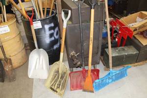 lot 613 image: Lot of (5) Yard Tools  - Scoop Shovel (x2), Snow Shovel, Snow Pusher, Ice Breaker