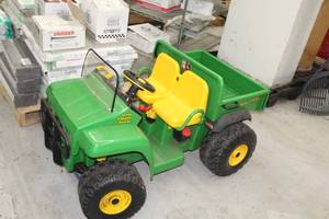 lot 525 image: John Deere Kids Gator