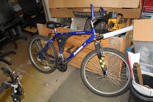 lot 629 image: Magna Electroshock Mens 22 Trail Bike with 20 Blue Frame