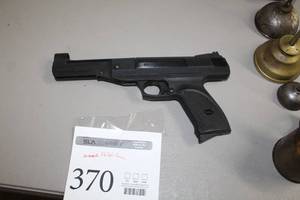 lot 370 image: Daisy Model 1140 Pellet Gun