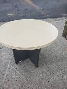 lot 11 image: Round Table
