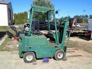 Clarke 4000 lb propane fork lift. Runs great. No brakes. Valve leaks. No tank included. As shown.